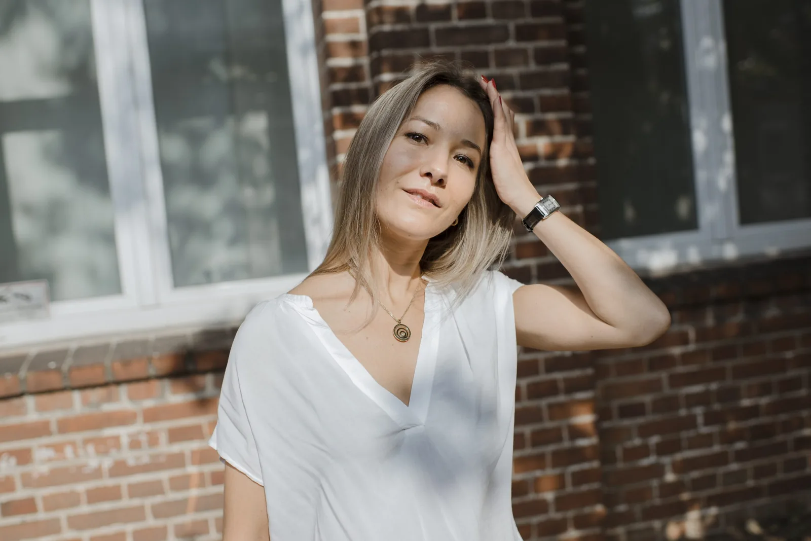 Kristina Hagewald vor einer Backsteinfassade