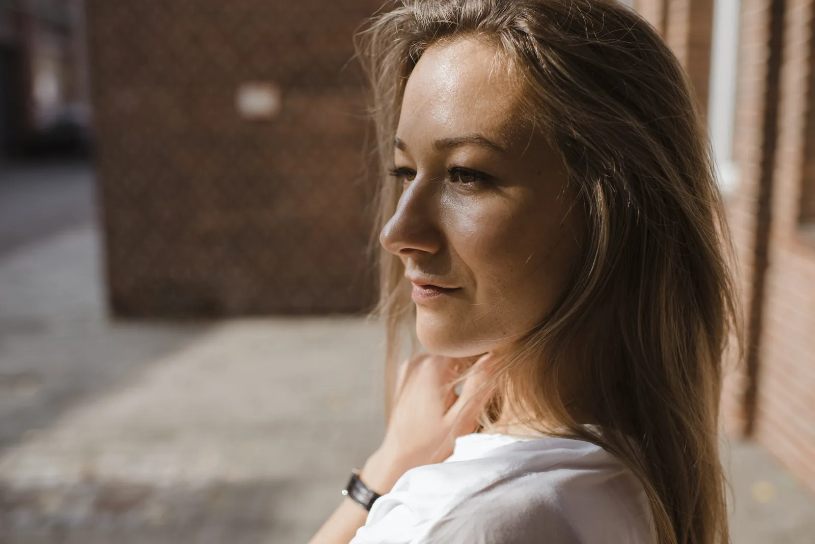 Kristina Hagewald vor einer Backsteinfassade